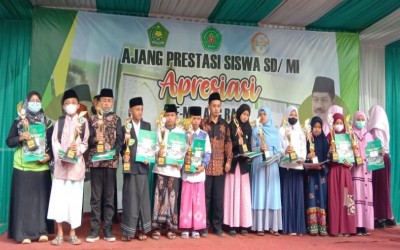 PENYERAHAN PIALA 'APRESIASI' ( Ajang Prestasi Siswa SD-MI ) MTsN 1 Malang